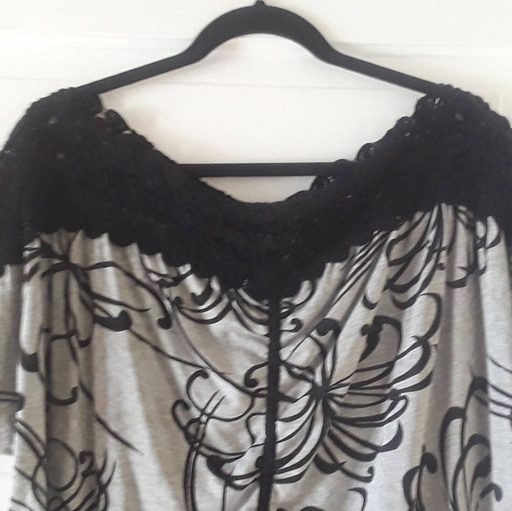 Super Cute Top! - Picture 2 of 2
